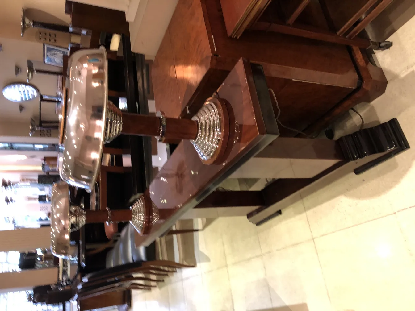 2个古董装饰桌灯的视图，带有装饰底座