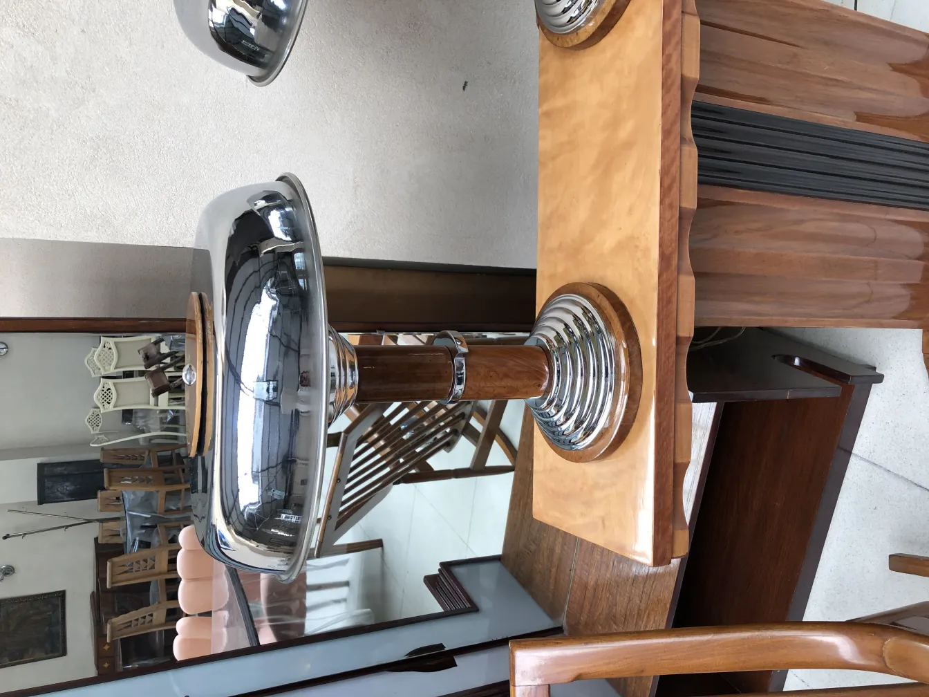 due lampade da tavolo antiche con design elegante in un ambiente accogliente