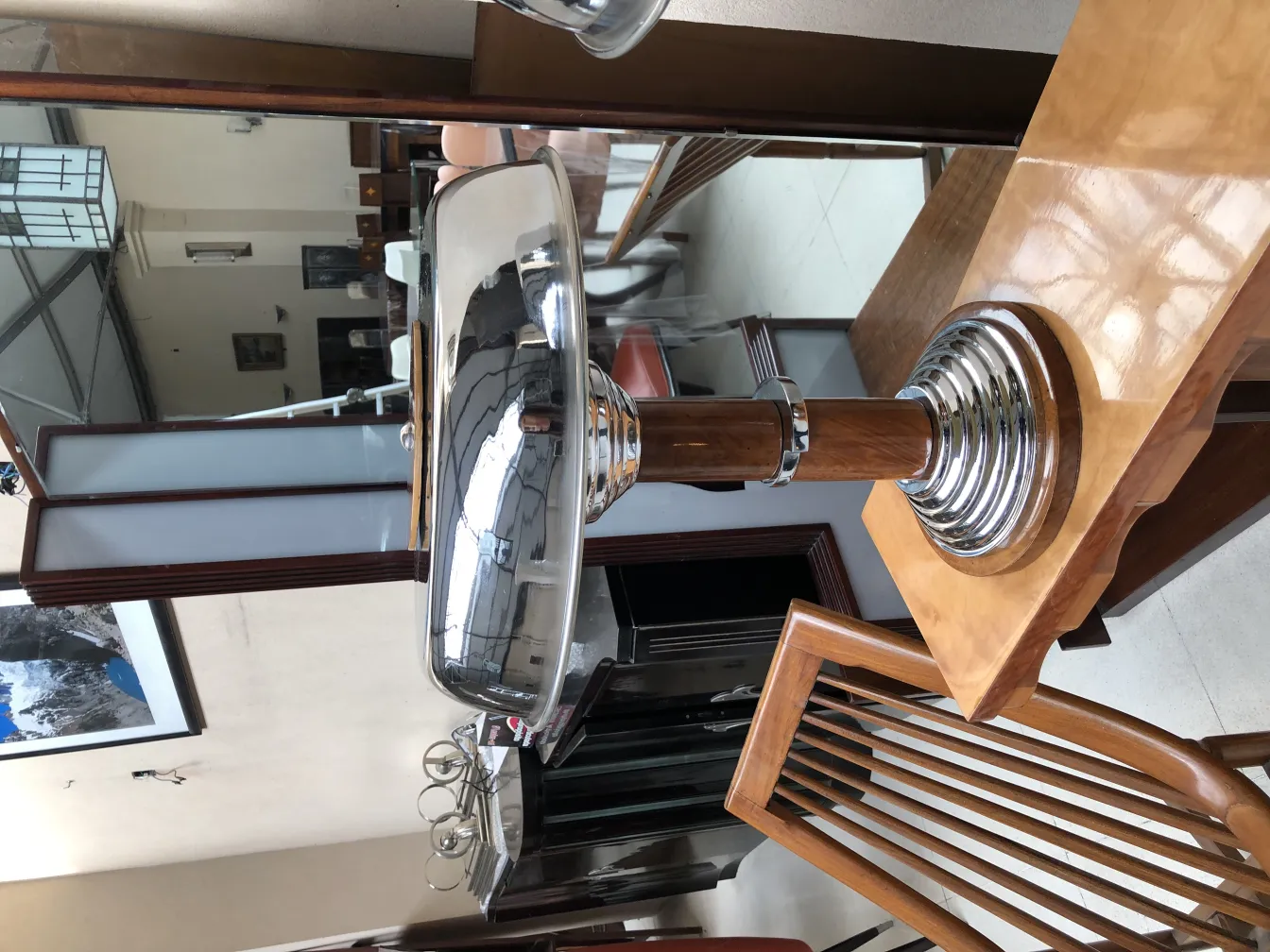 两盏古董台灯，带有光泽底座，置于优雅的环境中。