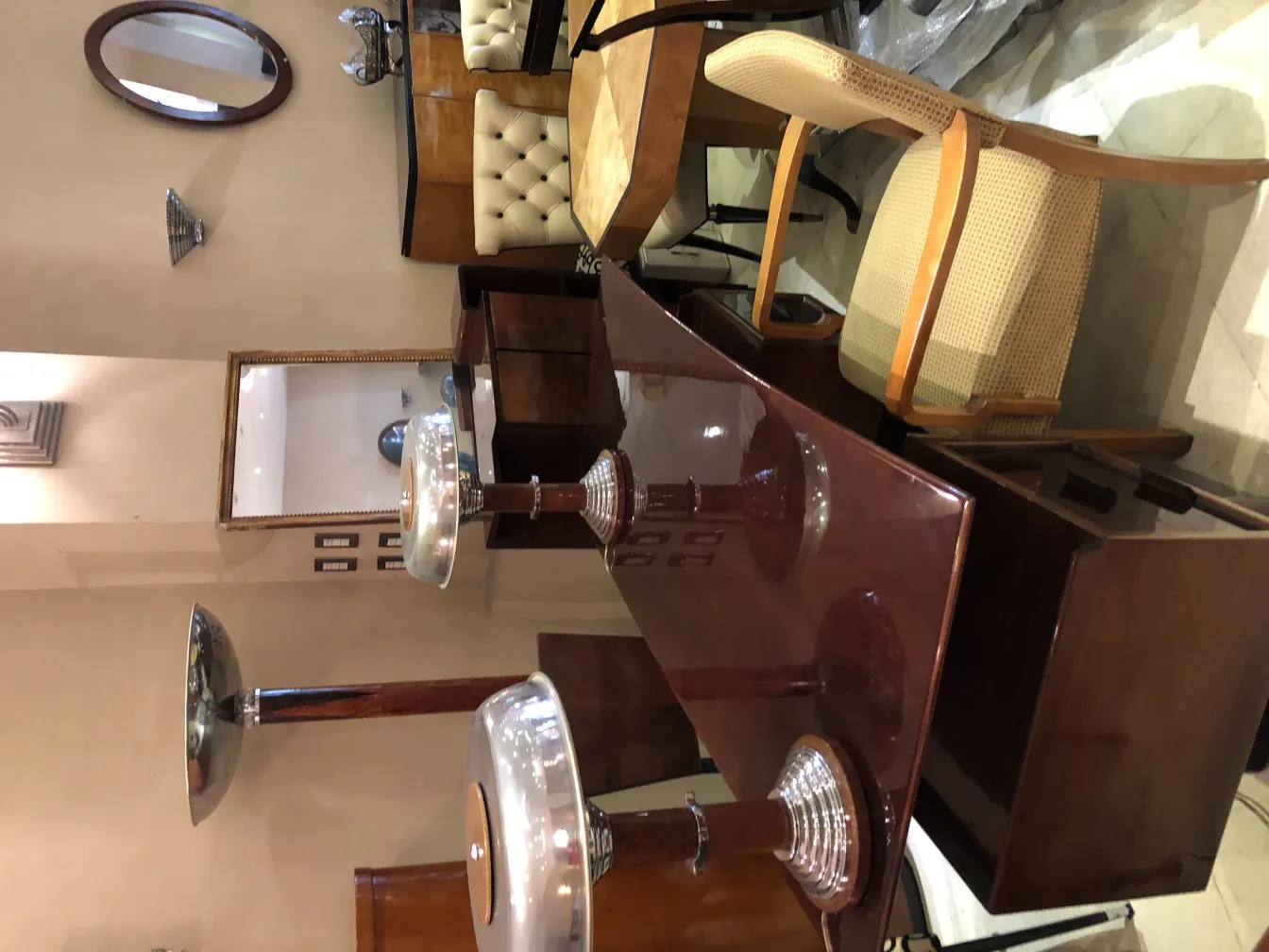 duas lâmpadas de mesa antigas com bases elegantes, ambiente quente