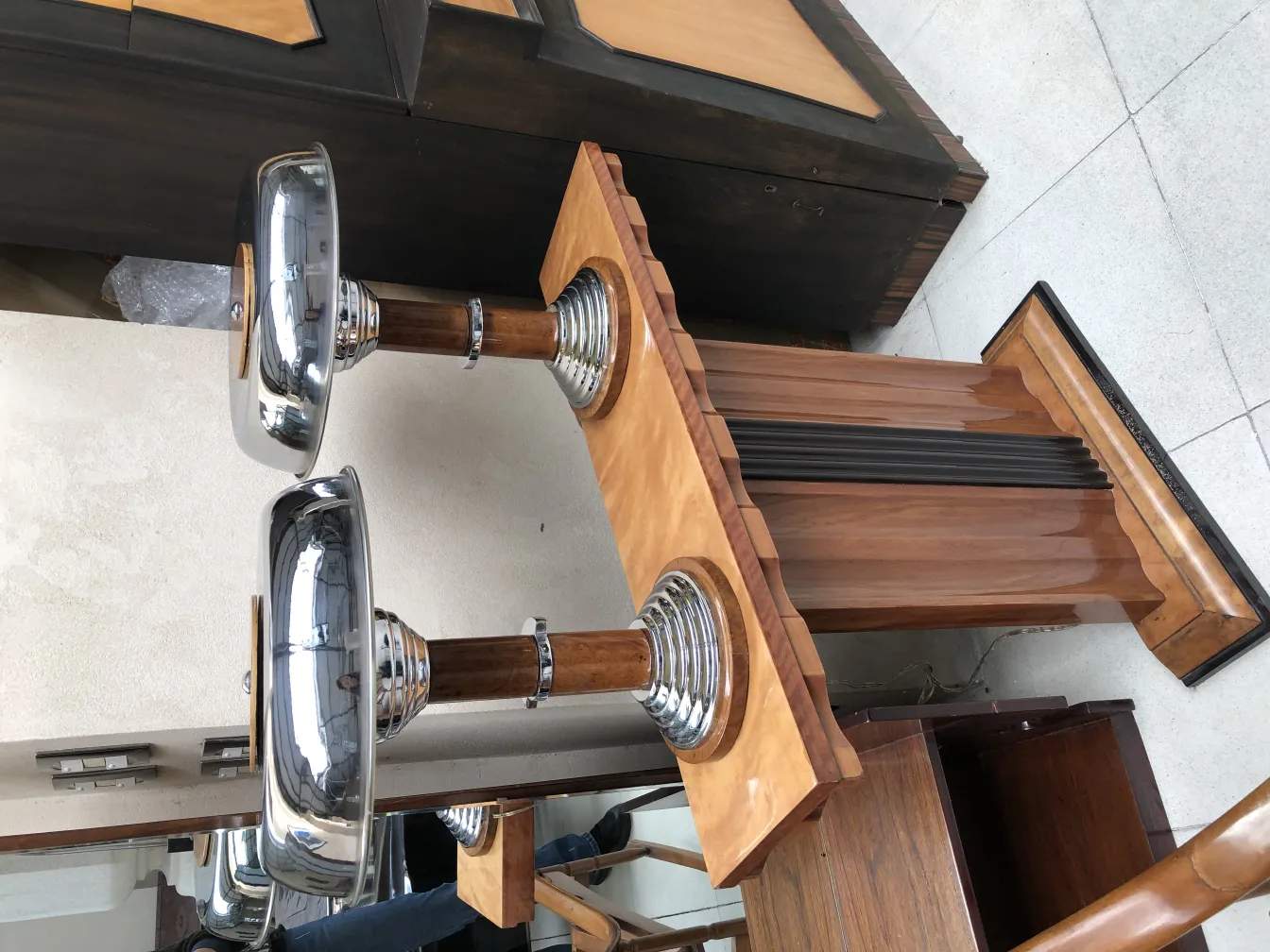 빛나는 받침대가 있는 고대 테이블 램프 2개 세트