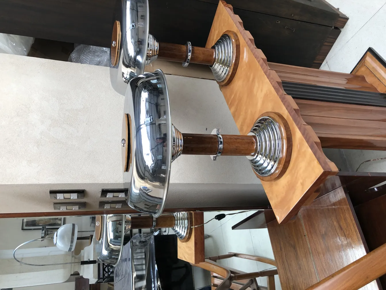 duas luminárias de mesa antigas com bases de metal e madeira