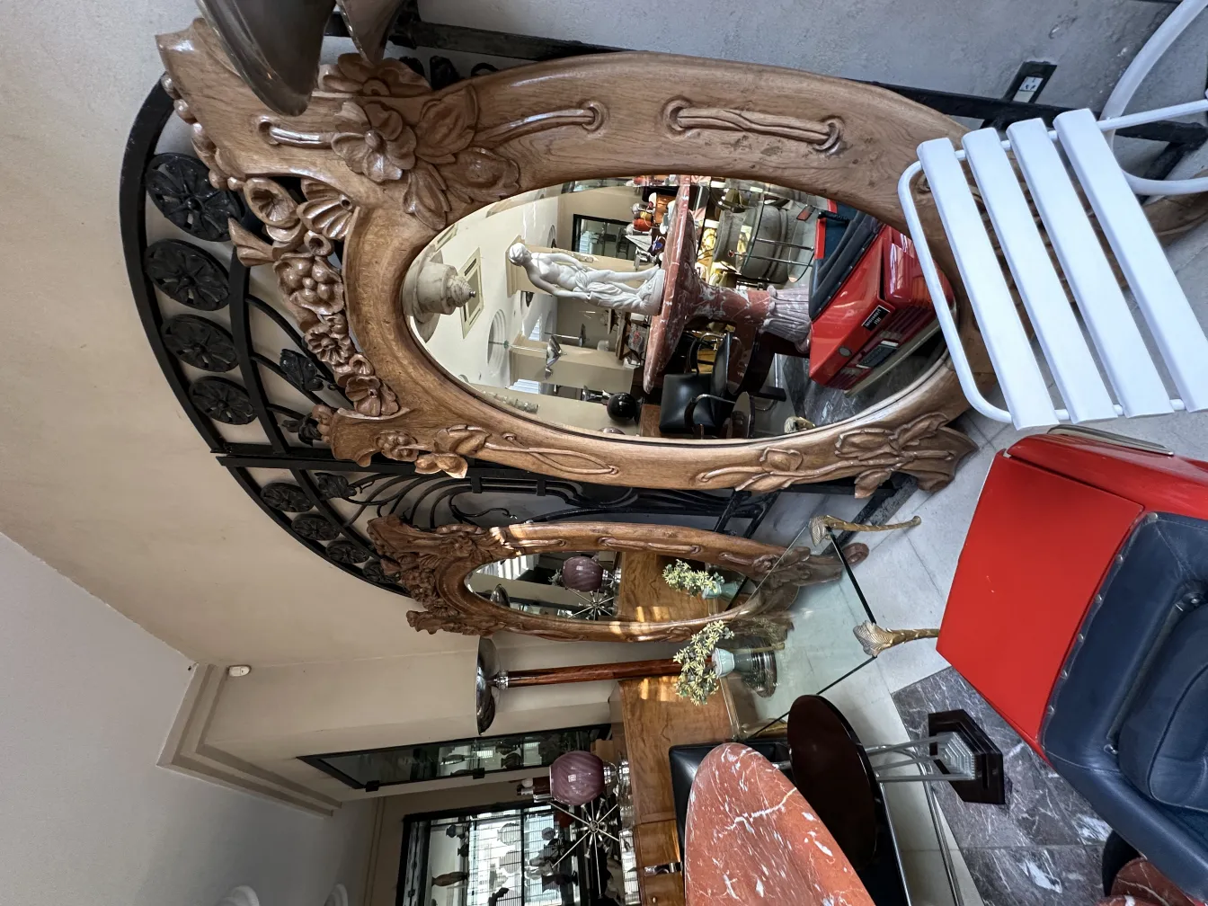 Dos lámparas de mesa antiguas en un entorno decorativo