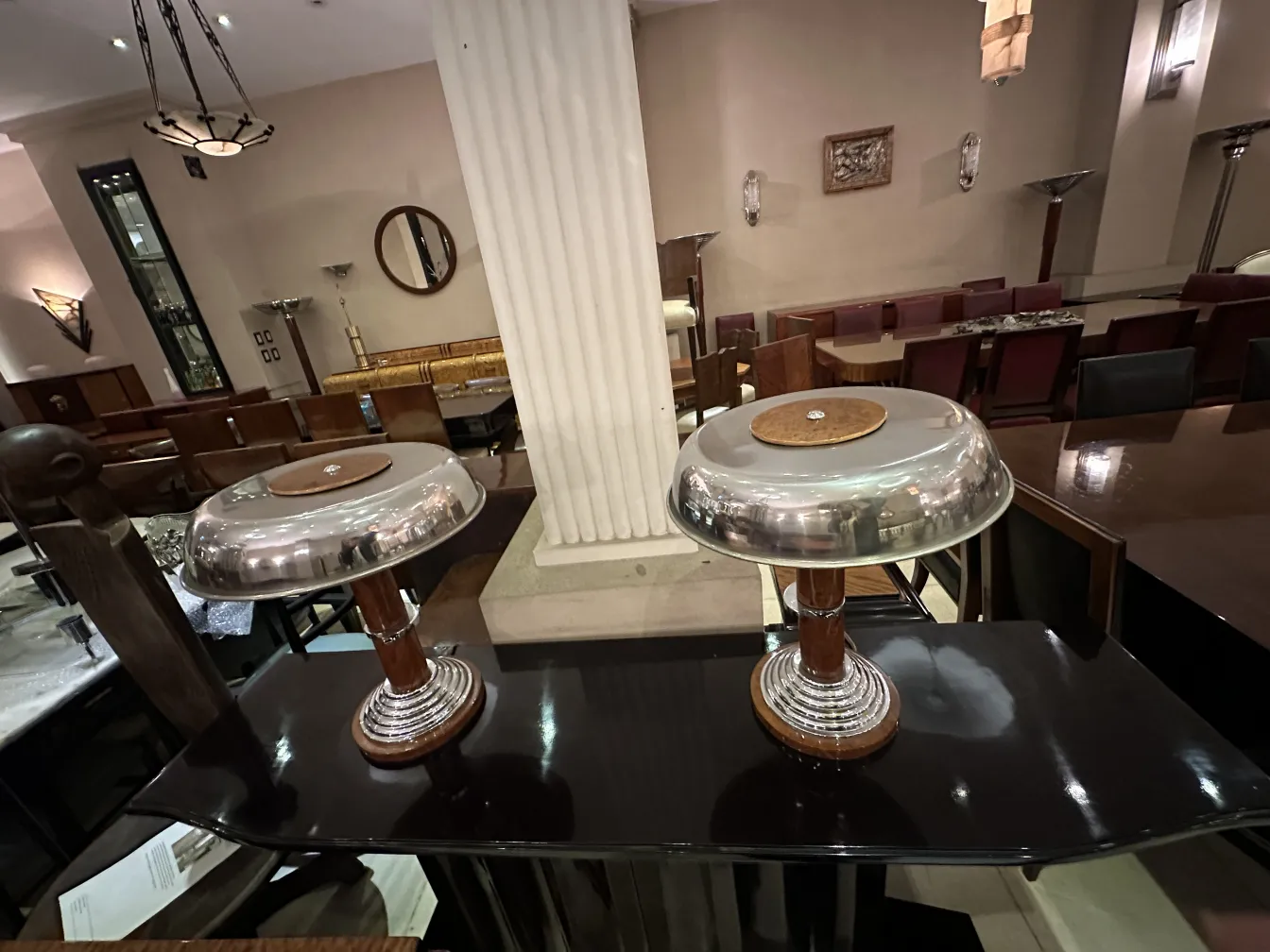 duas lampadas de mesa antigas com bases brilhantes em um ambiente elegante