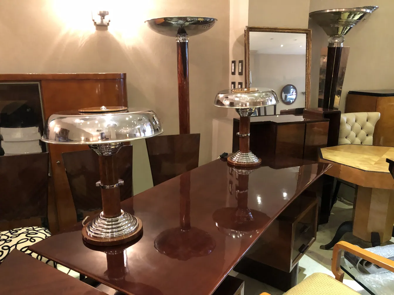 Set di 2 lampade da tavolo antiche in un ambiente elegante