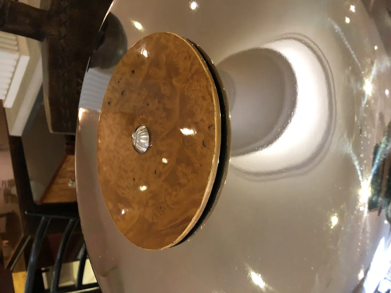 Vista superior de 2 lámparas de mesa antiguas con detalles decorativos en el ambiente clásico