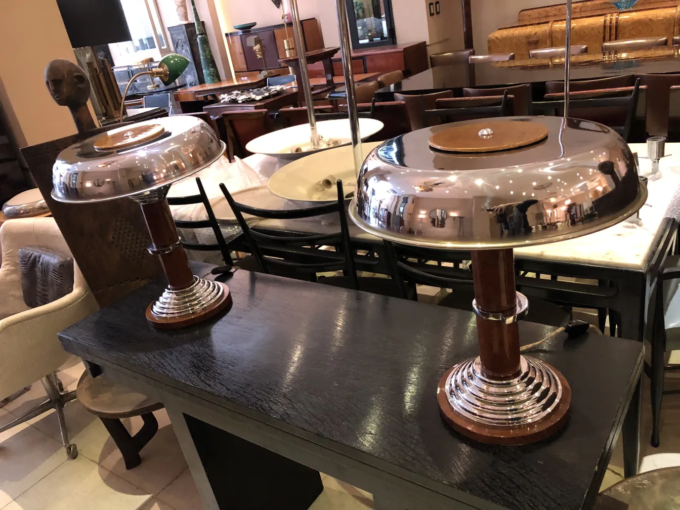 duas lâmpadas de mesa antigas com bases redondas em um ambiente elegante