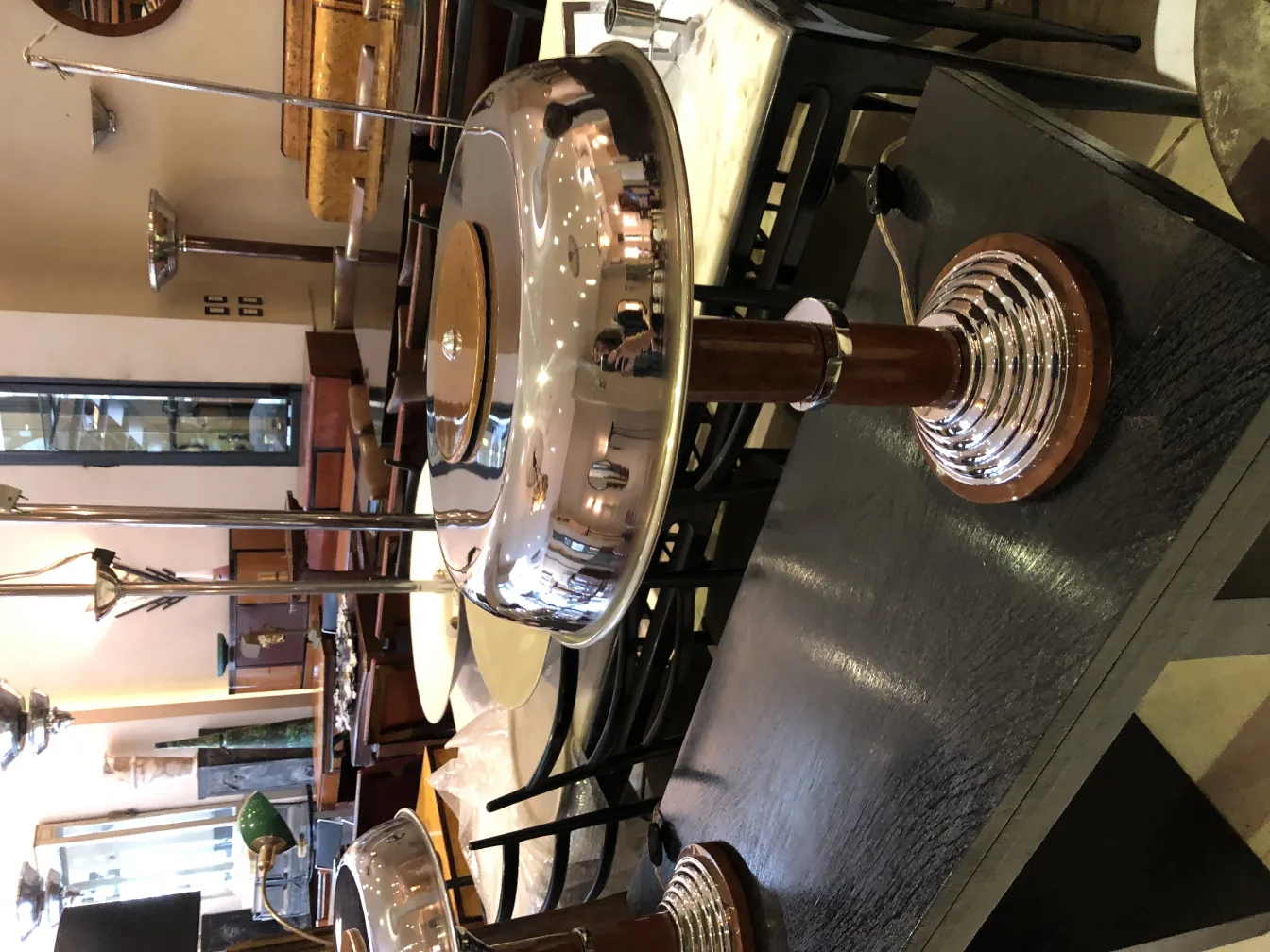 아늑한 환경에 두 개의 앤티크 테이블 램프