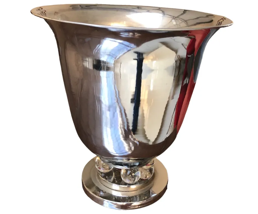 2台の古い装飾用のテーブルランプが心地よい雰囲気に