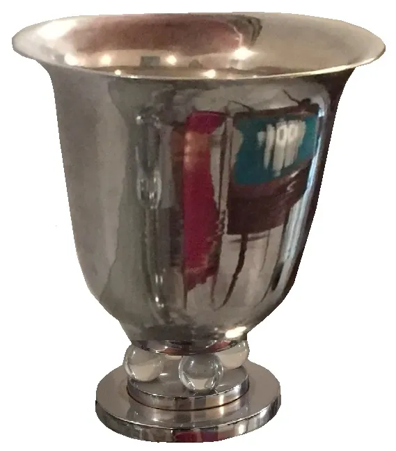 古いテーブルランプ2台がエレガントなベースを持ち、心地よい空間に置かれています。