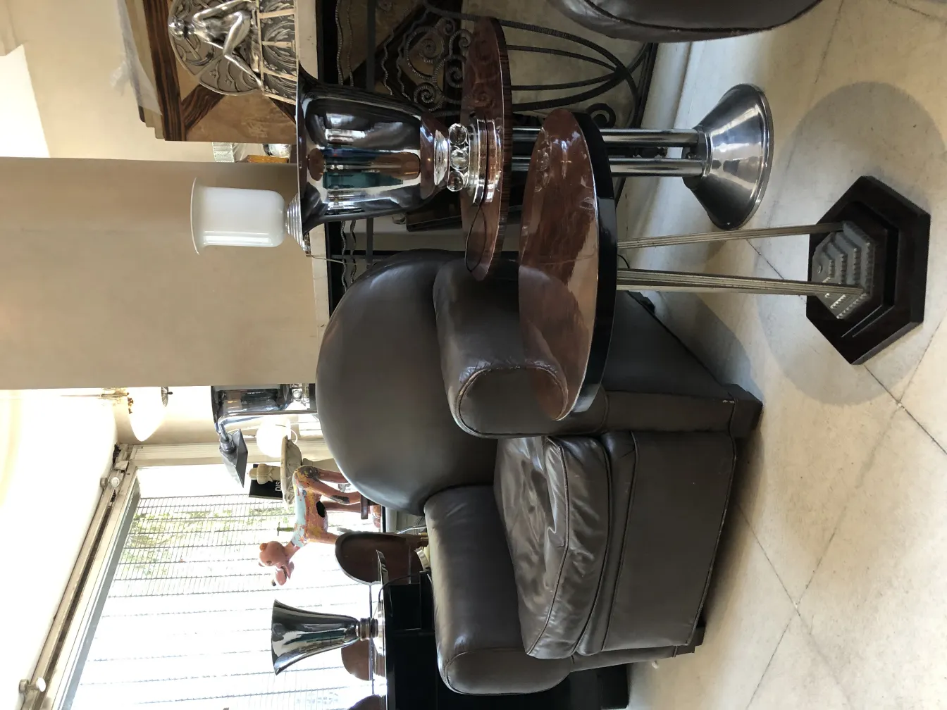 クラシックな環境にある2台のエレガントなアンティークテーブルランプ