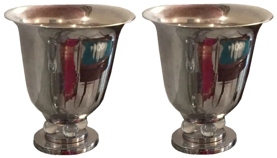 Vue de deux lampes de table anciennes avec un design décoratif élégant.