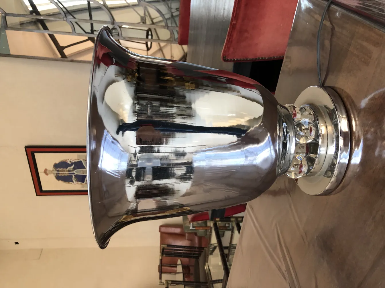 due lampade da tavolo antiche con design elegante in un ambiente da pranzo