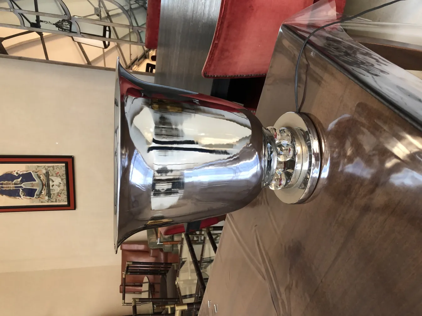 deux lampes de table antiques brillantes dans un cadre élégant avec des meubles