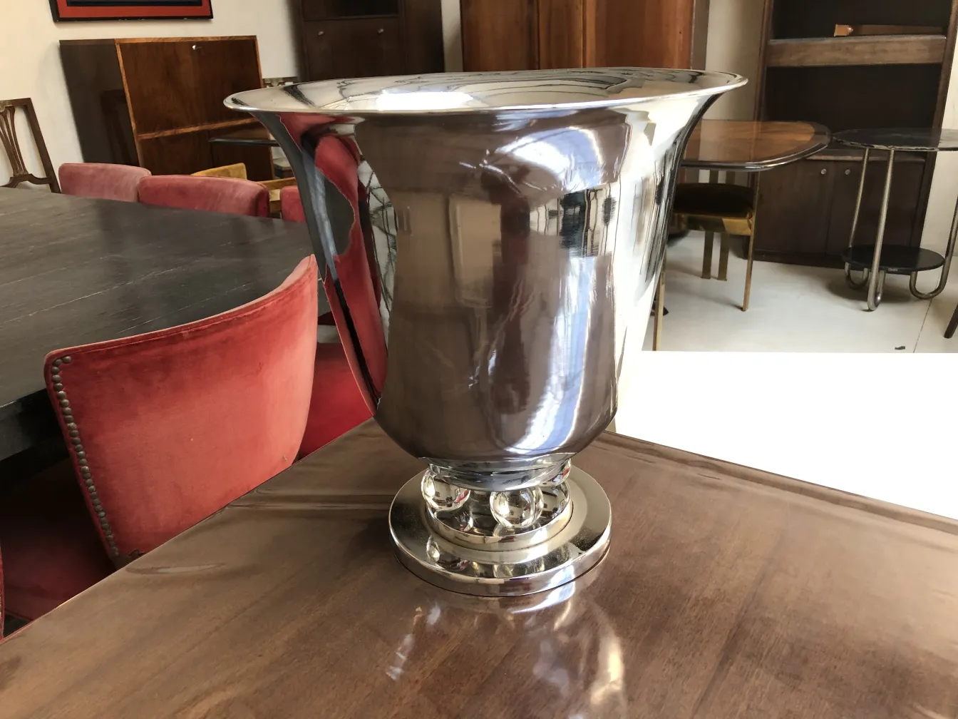 Duas lâmpadas de mesa antigas em um ambiente elegante.