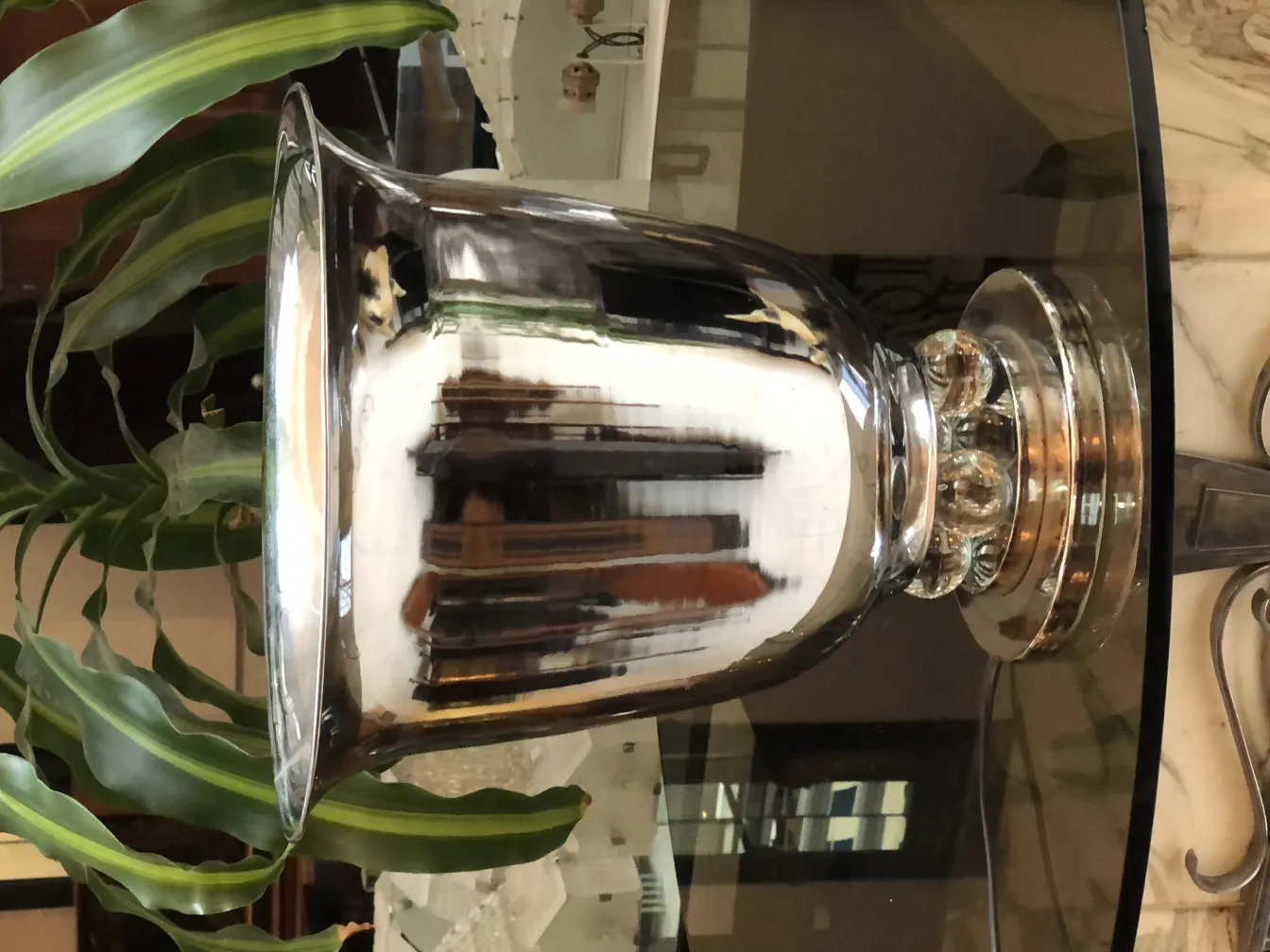 2 lampade da tavolo antiche con una lucentezza speciale su un tavolo.