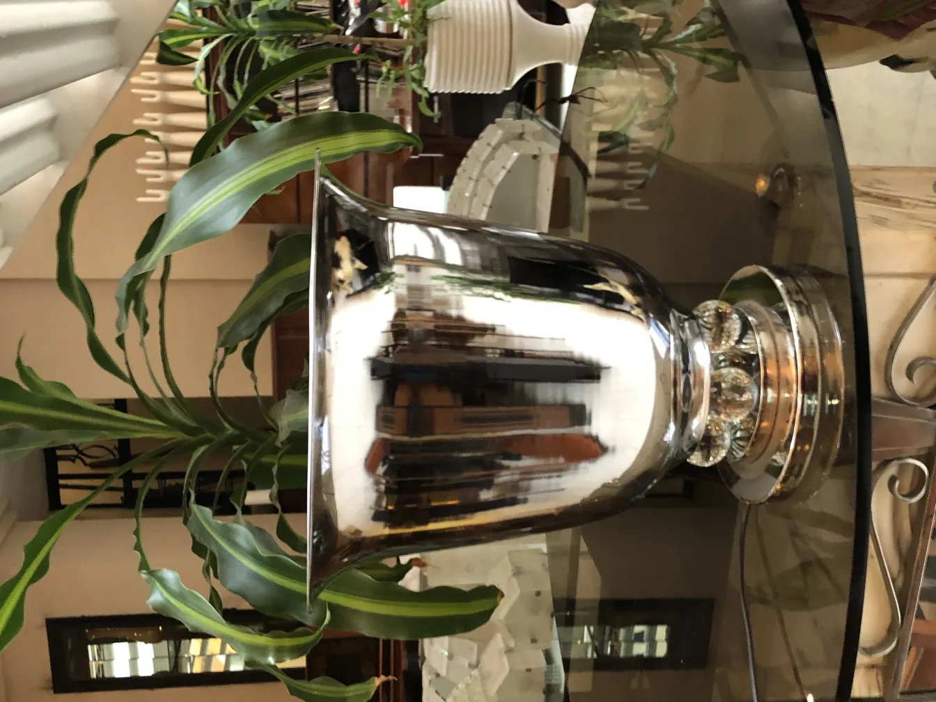 Una coppia di lampade da tavolo antiche con base decorativa in un ambiente elegante.