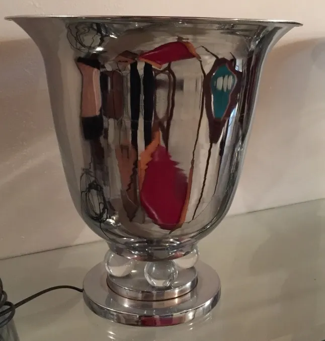 2 antike Tischleuchten mit glänzenden Formen und lebhaften Farben in einem beleuchteten Umfeld