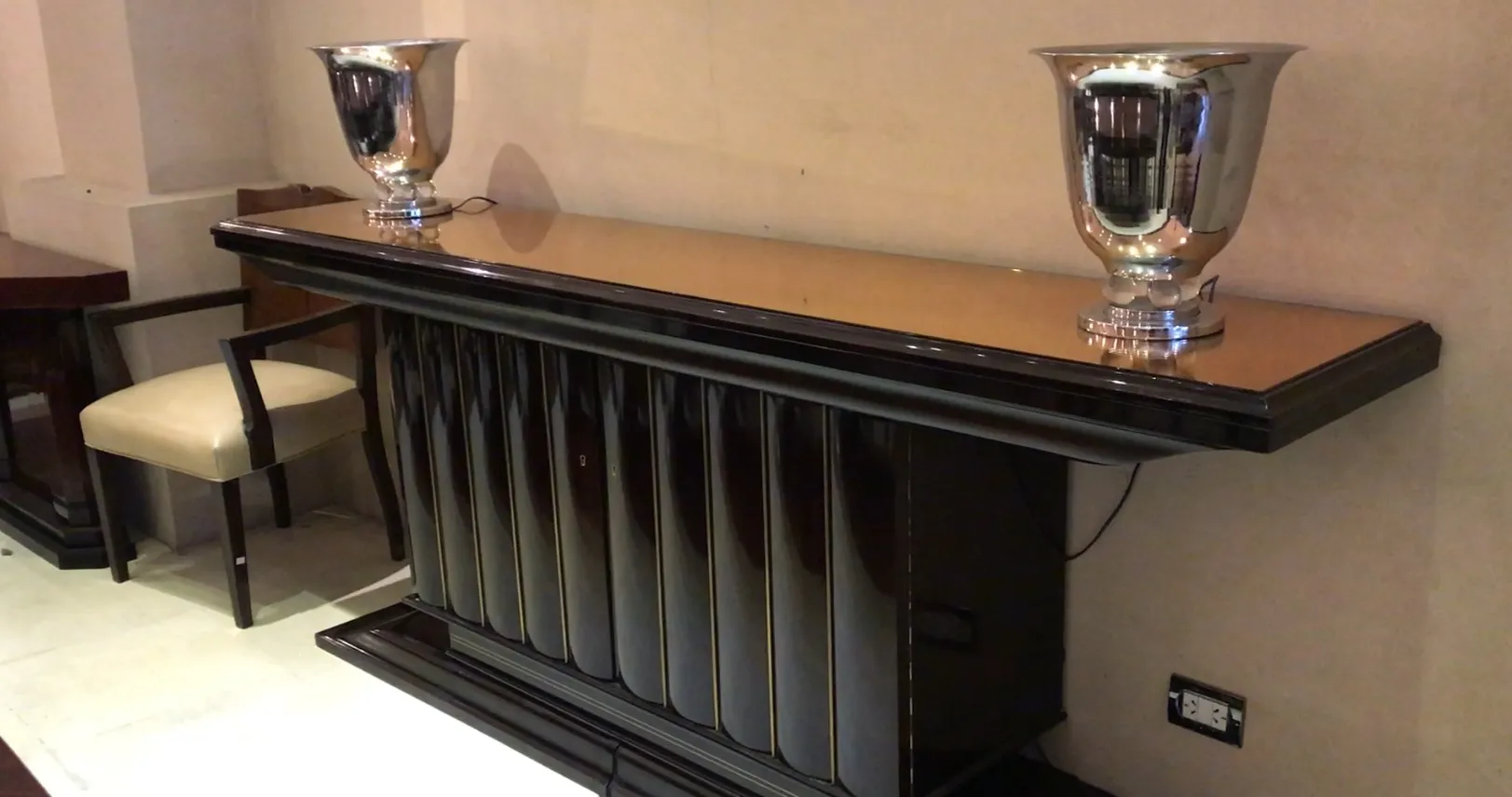 Conjunto de 2 lámparas de mesa antiguas brillantes sobre una mesa