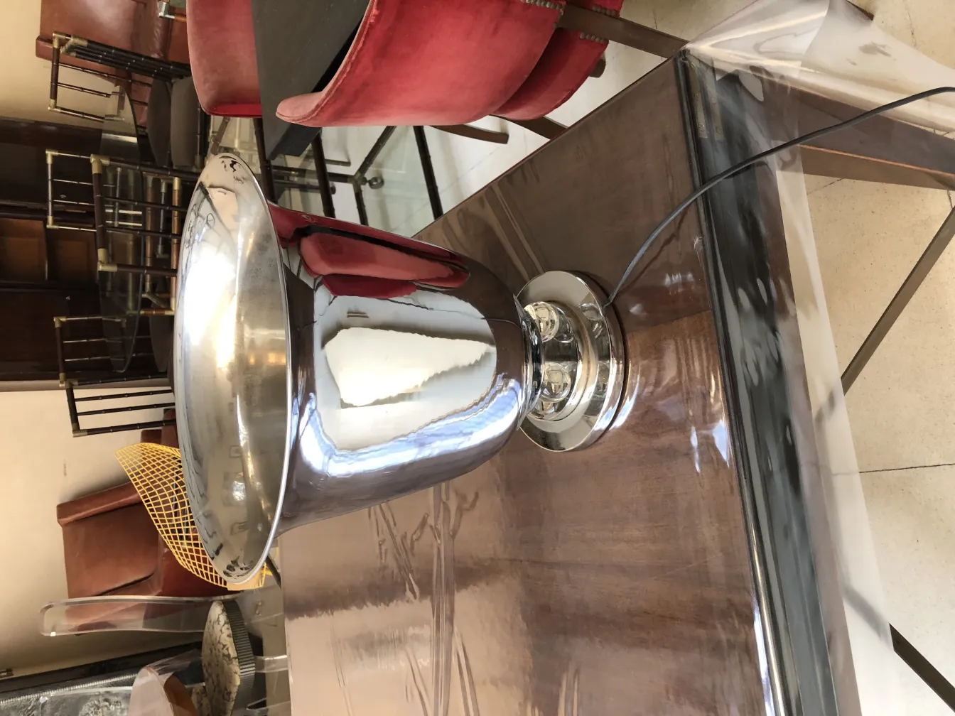 dos lámparas de mesa antiguas con un acabado brillante en un ambiente elegante