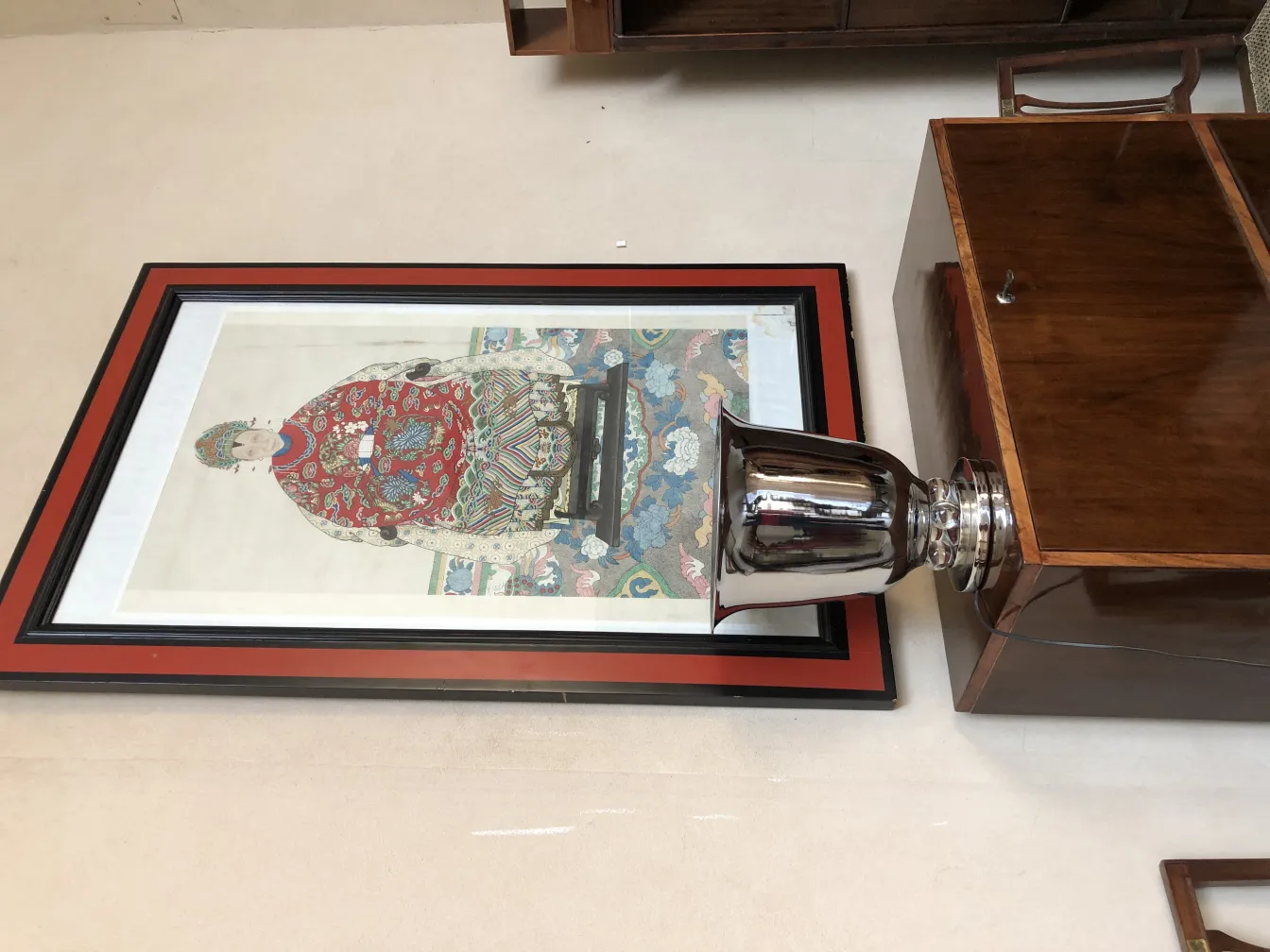 Deux lampes de table anciennes avec un design élégant, dans un cadre confortable avec une œuvre d'art en arrière-plan.