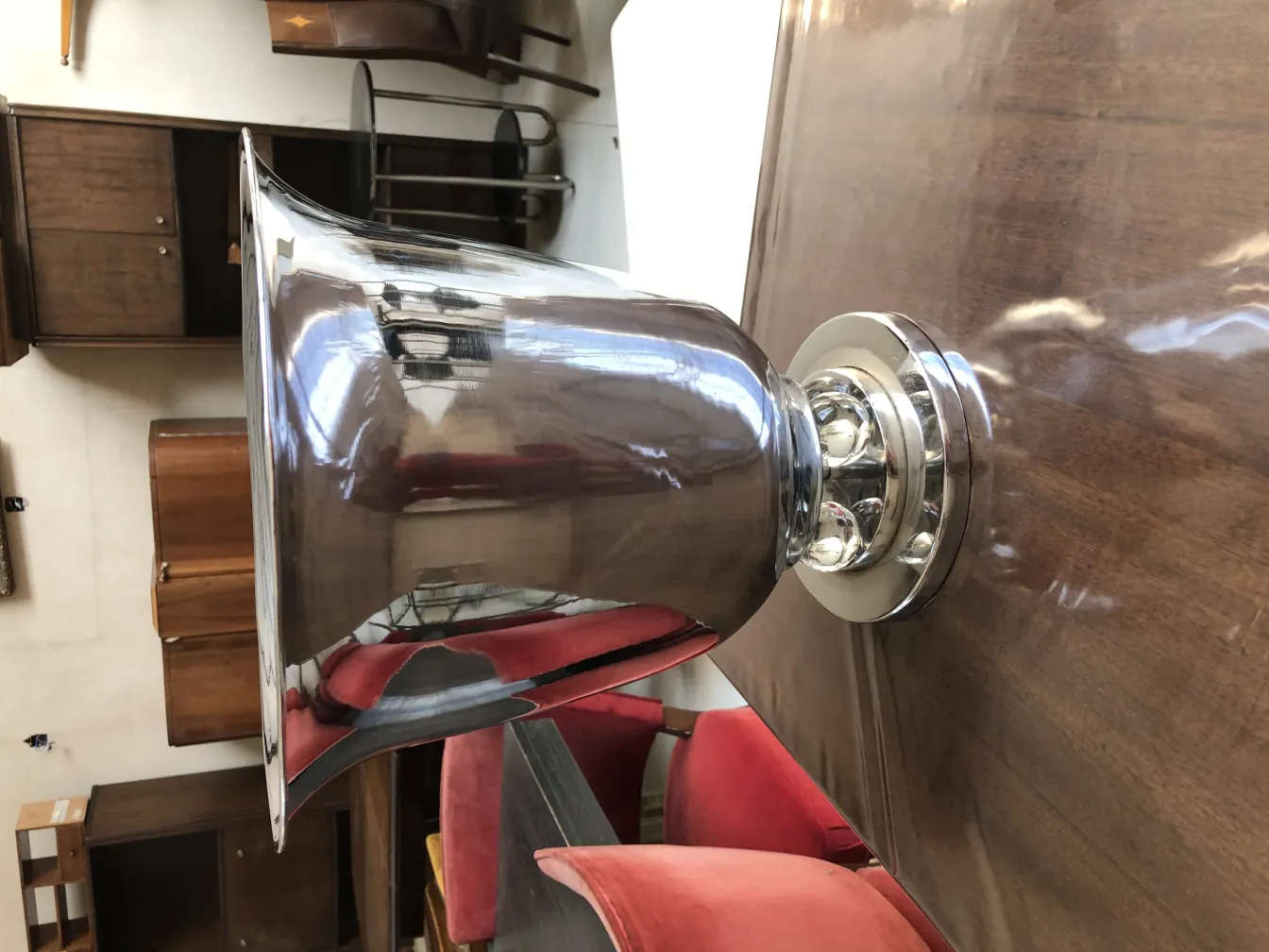 dos lámparas de mesa antiguas brillantes en un entorno acogedor