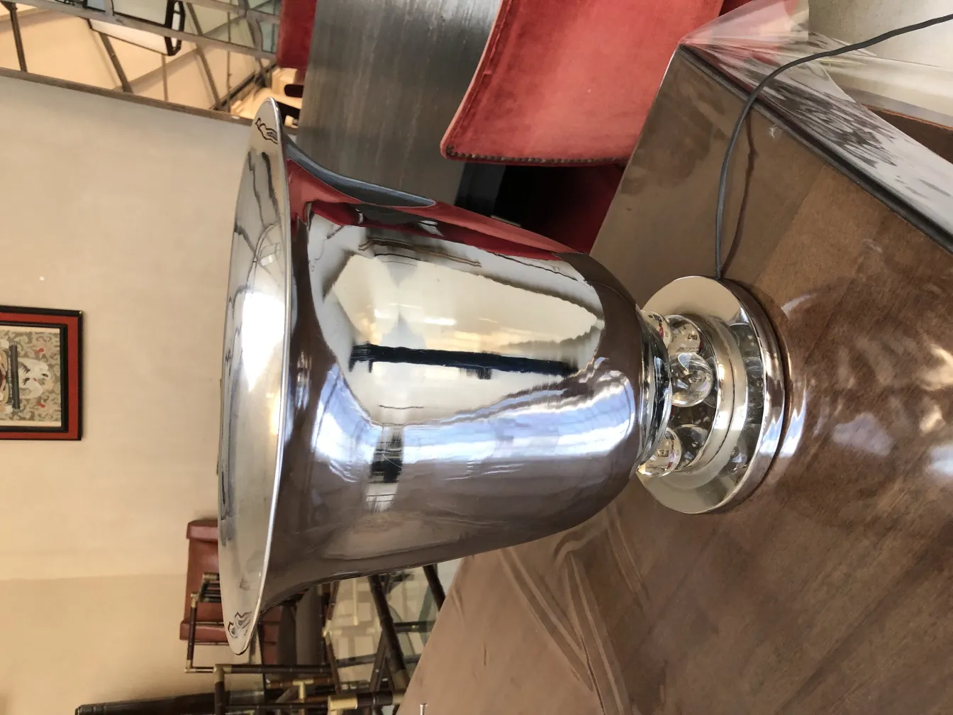 مصباحان قديمان بتصميم لامع، في بيئة أنيقة مع أثاث في الخلفية