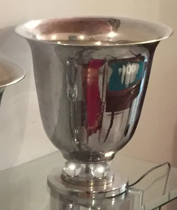 우아한 디자인의 앤티크 테이블 램프 2개가 조명된 공간에