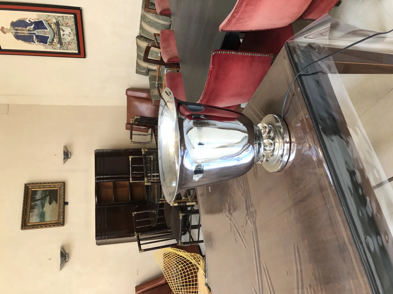 Lâmpadas de mesa antigas com acabamento polido e luz suave, em um elegante ambiente de sala.