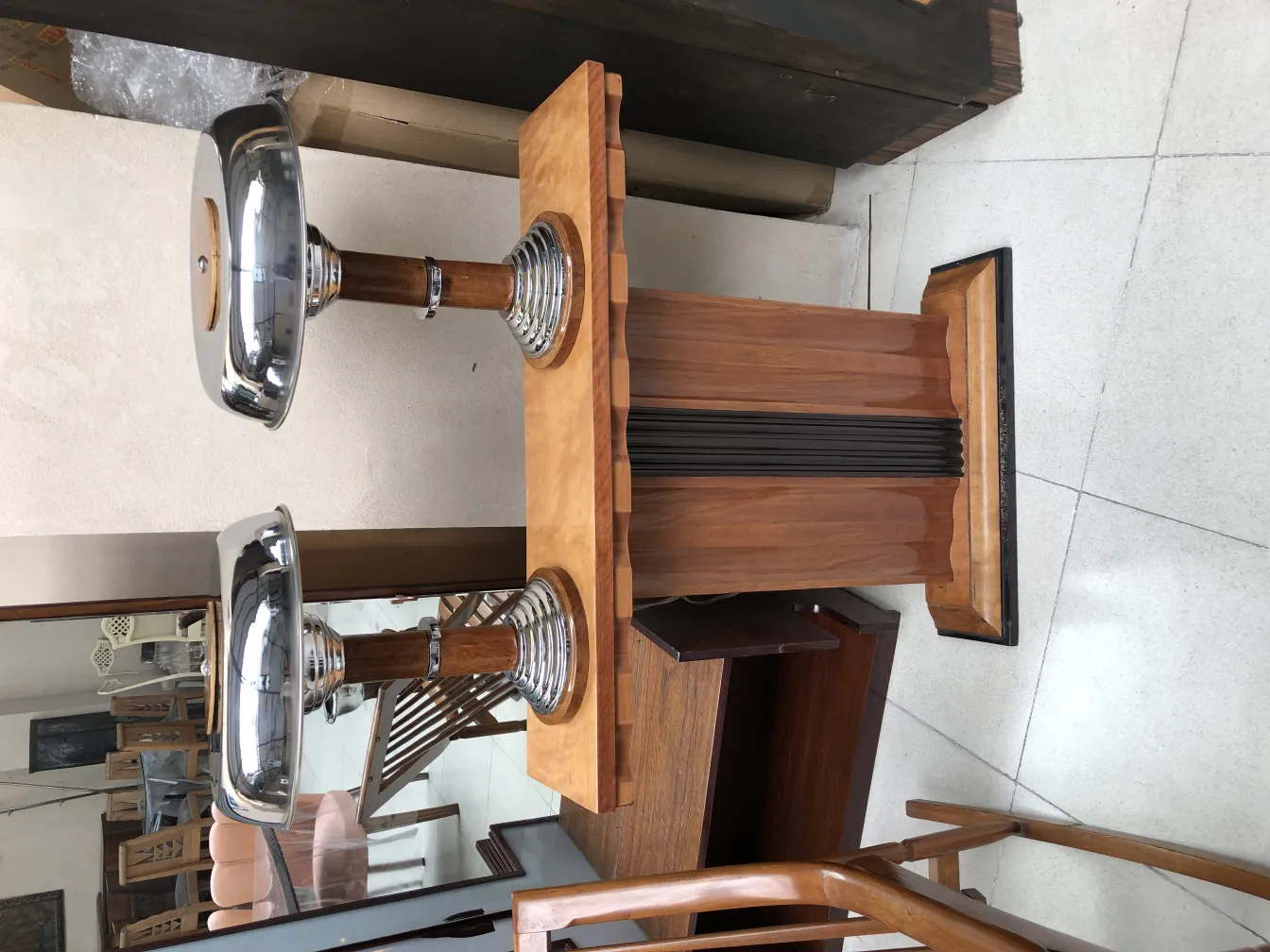 Duas lampadas de mesa antigas com design elegante, apresentando bases redondas e acabamentos brilhantes, realçando um ambiente acolhedor e clássico.