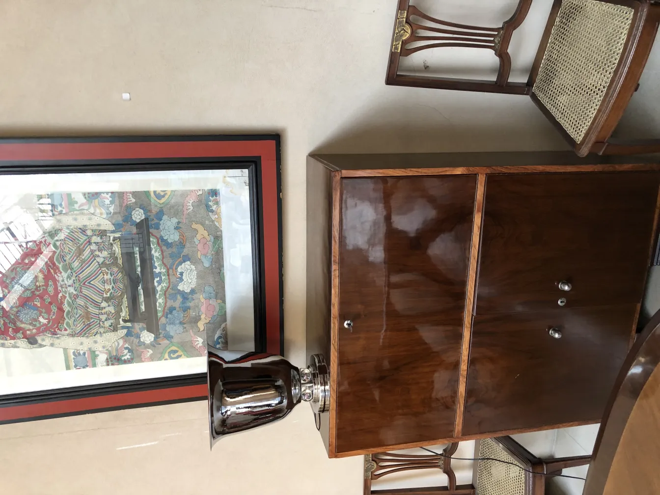 deux lampes de table antiques sur un meuble, ambiance chaleureuse