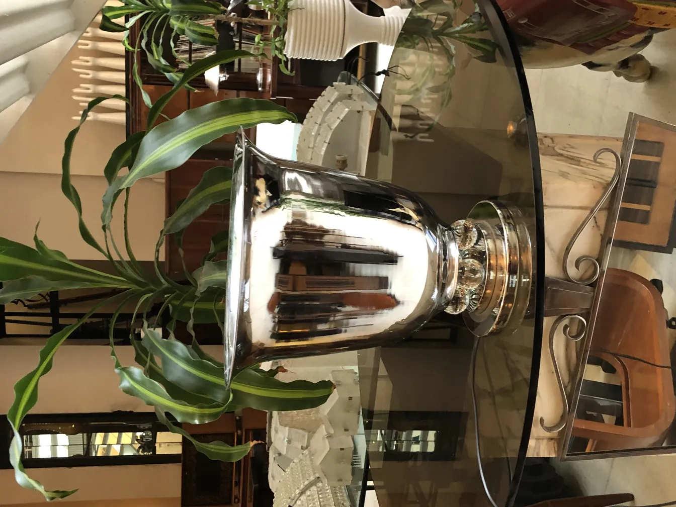 2 luminárias de mesa antigas com design distinto em ambiente acolhedor