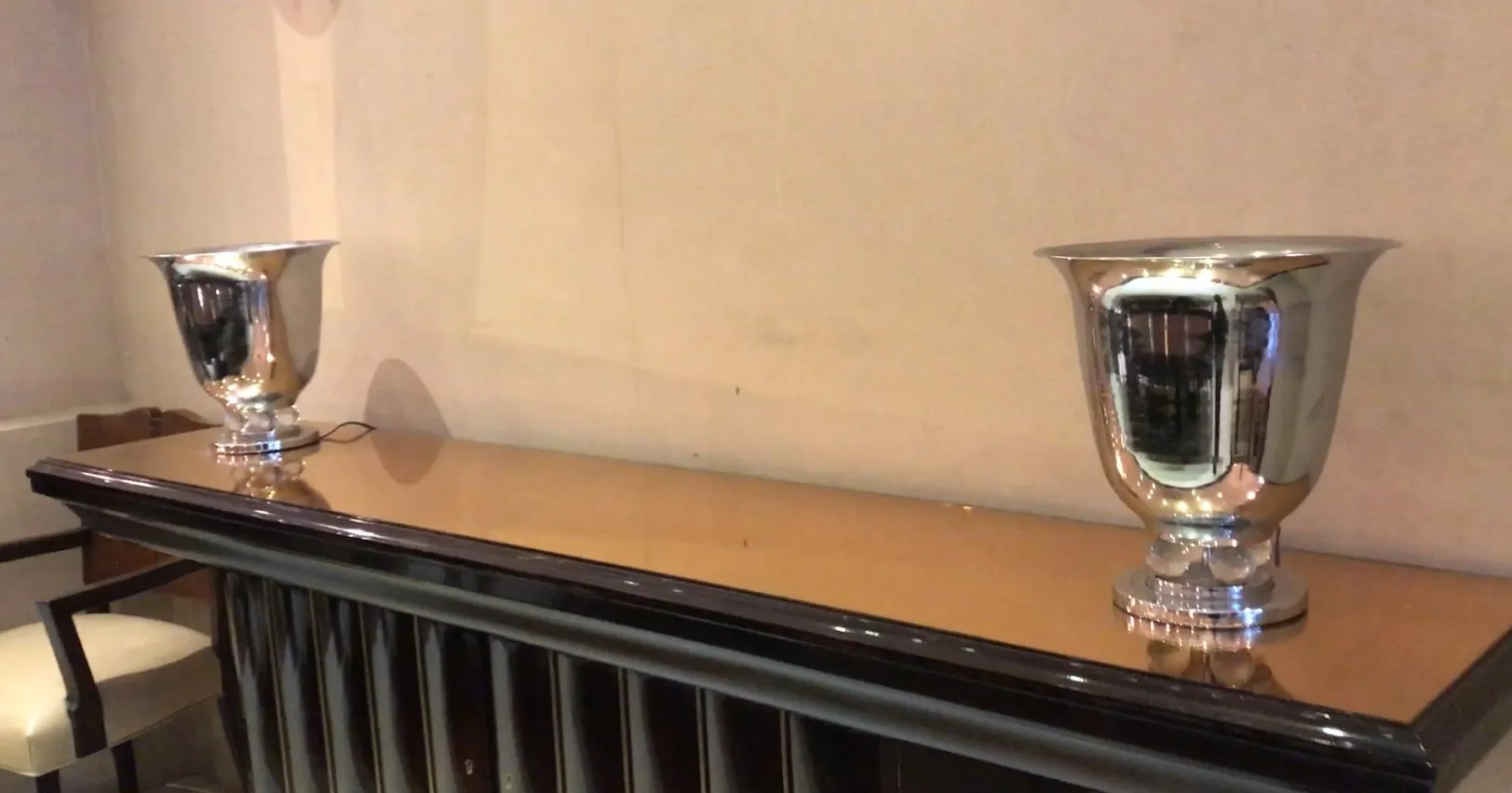 दो चमकीले पुरातन टेबल लैंप एक टेबल पर