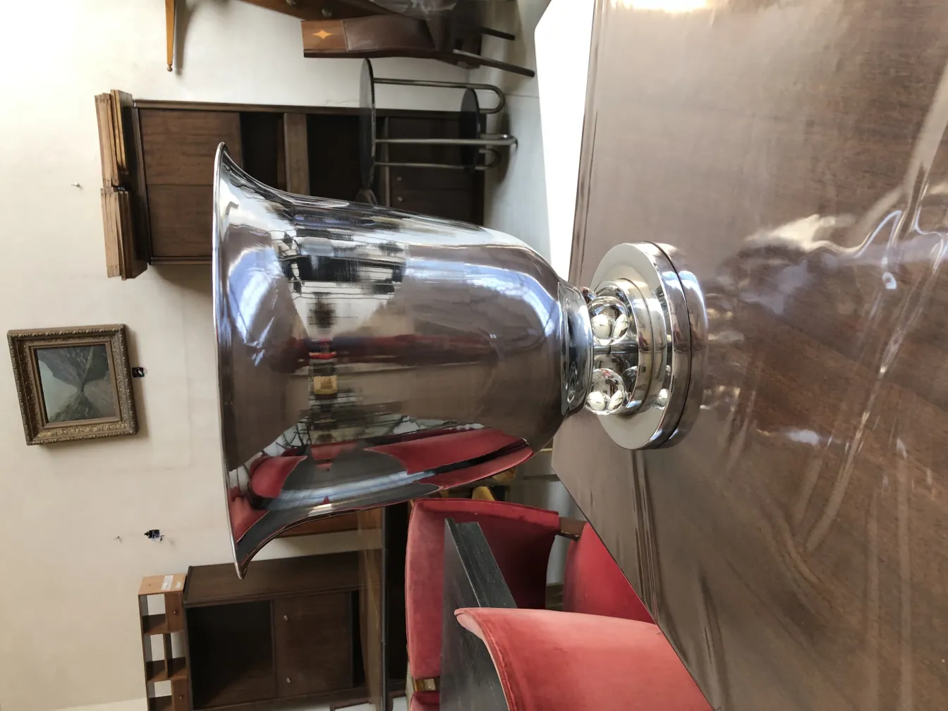 due lampade da tavolo antiche con design attraente in un ambiente vintage