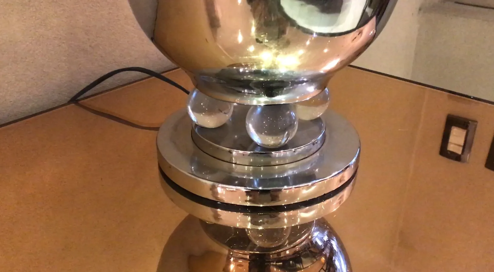 due lampade da tavolo antiche con design elegante in un ambiente caldo