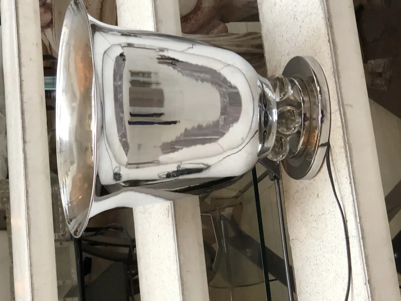 deux lampes de table antiques avec un design élégant et une base ronde, sur fond clair