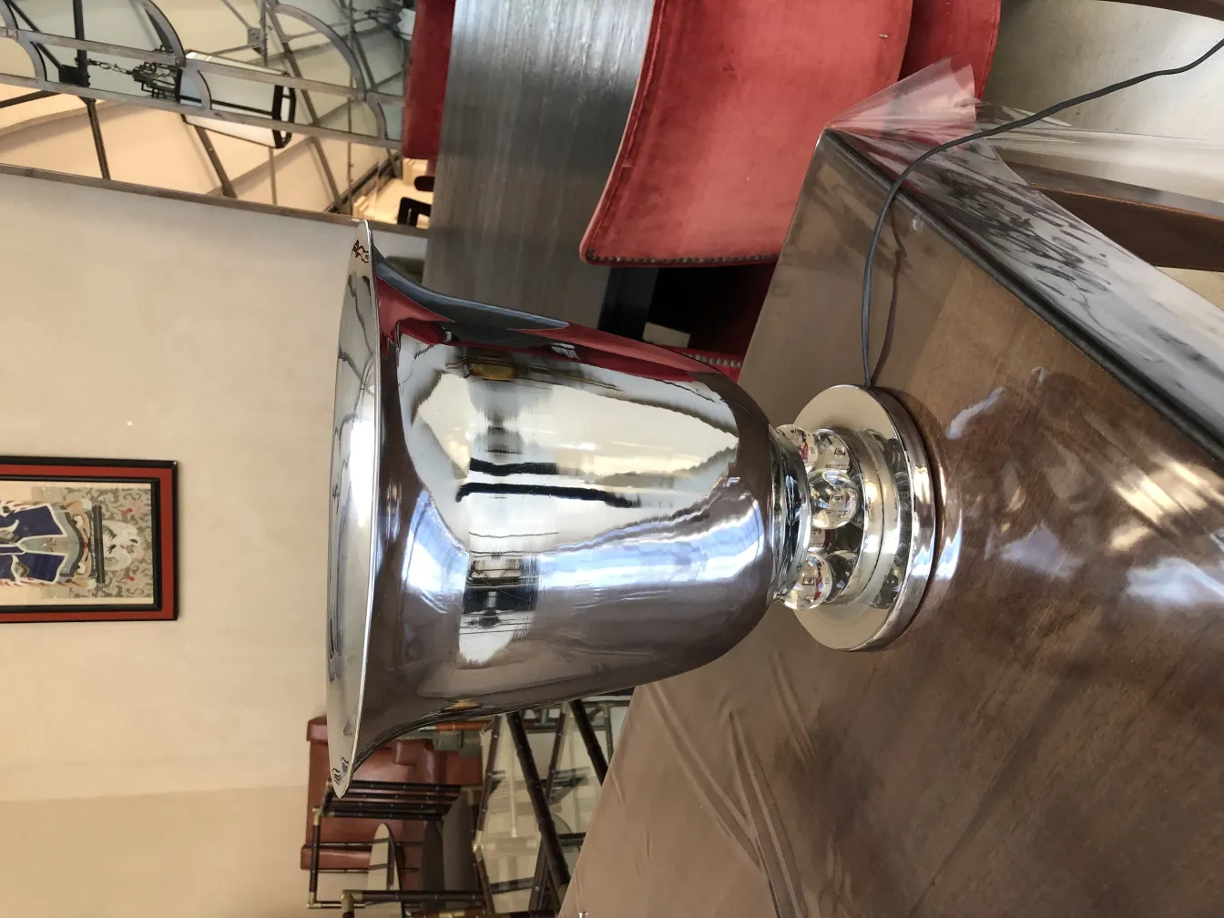 due lampade da tavolo antiche che brillano in un ambiente elegante.