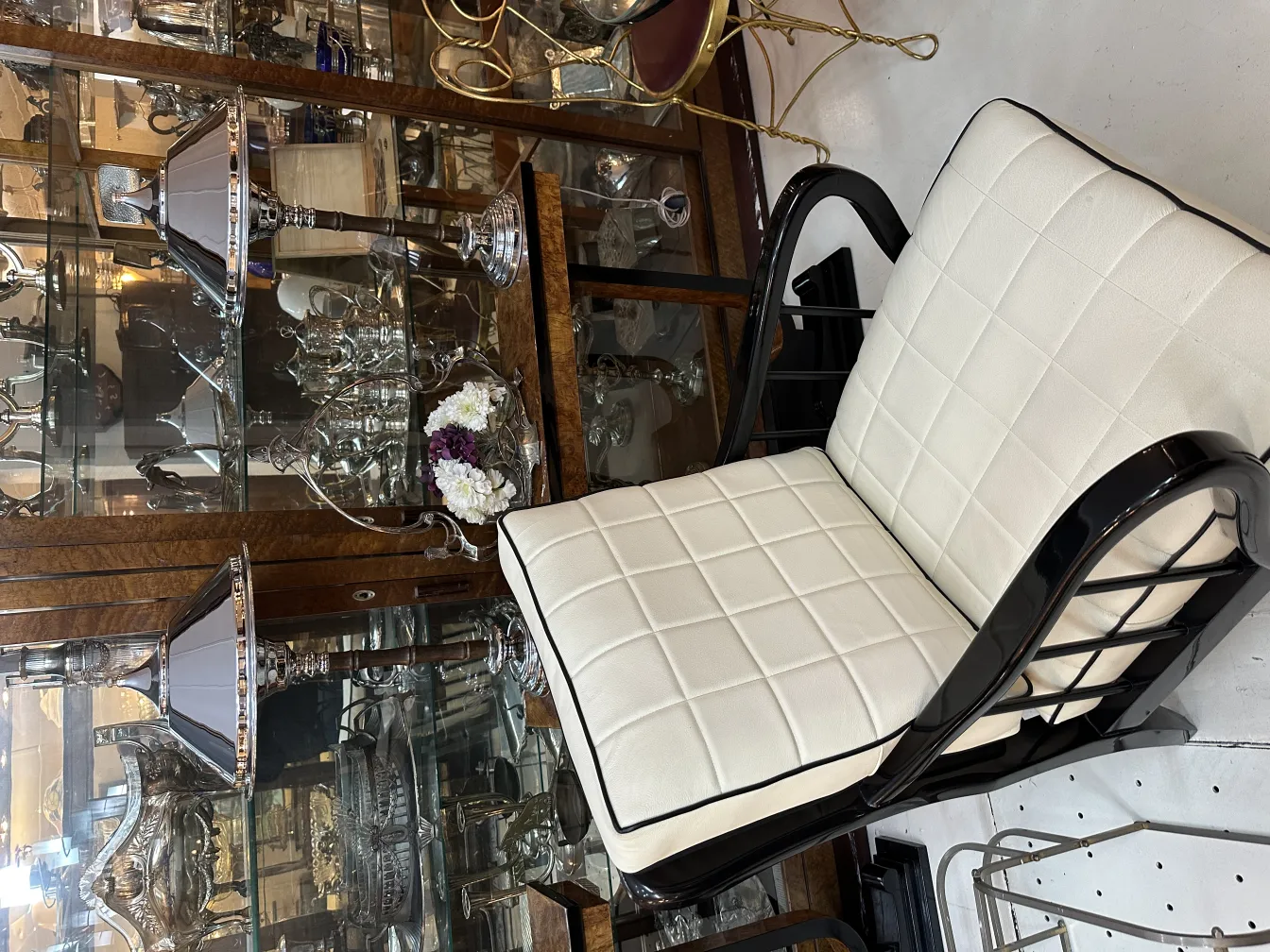 deux lampes de table anciennes avec une chaise blanche à l'arrière-plan