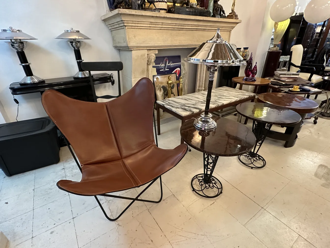 Dos lámparas de mesa antiguas con diseño elegante, rodeadas de muebles