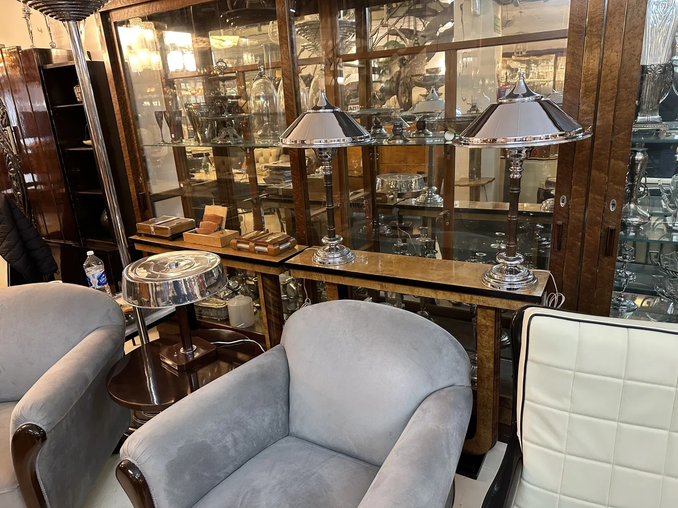 две антикварные настольные лампы с блестящими абажурами в уютной обстановке