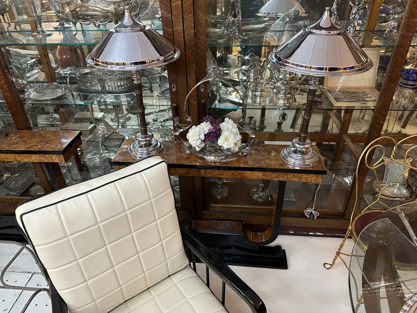 due lampade da tavolo antiche in un ambiente elegante