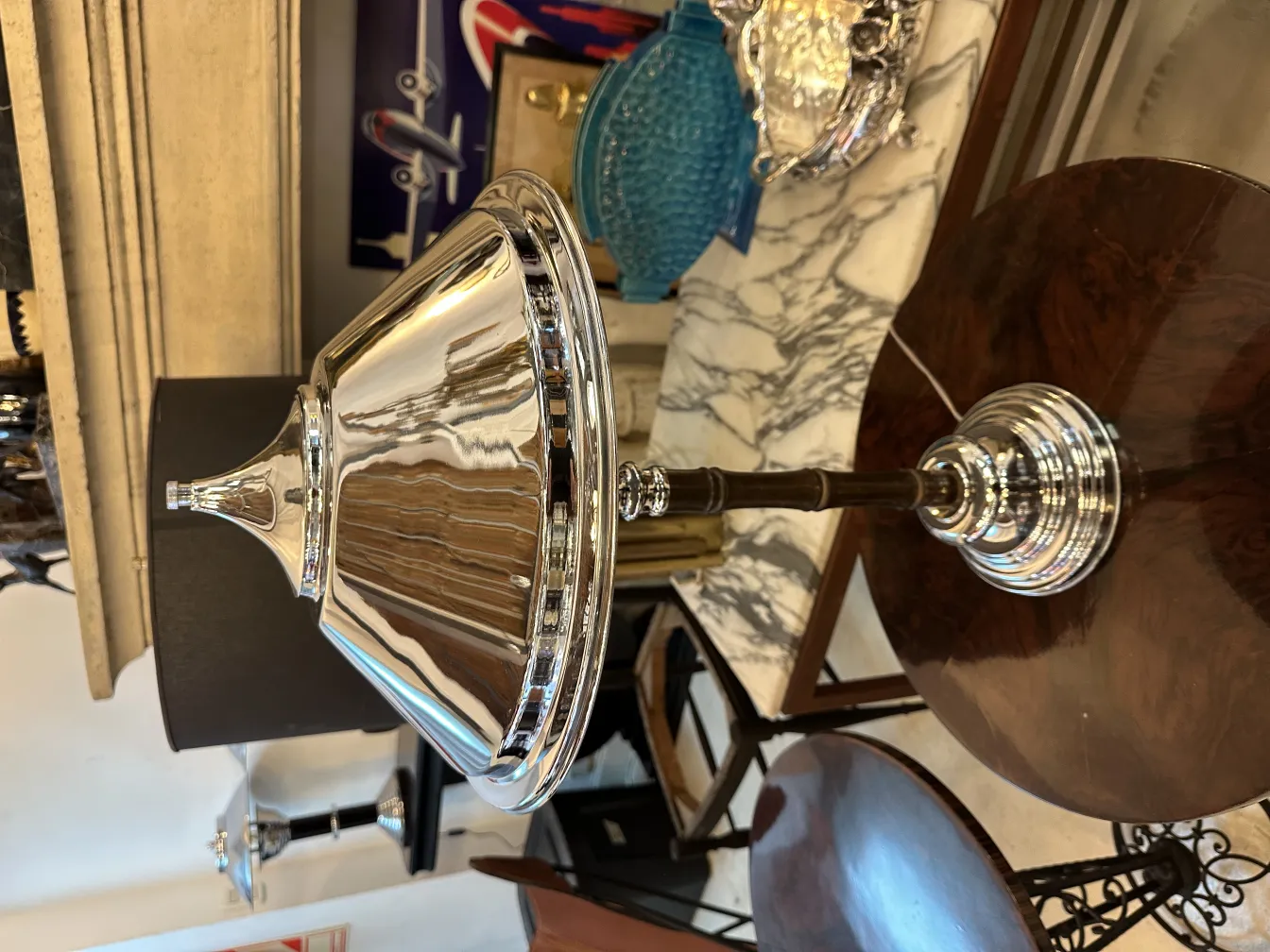 Vue de 2 lampes de table anciennes, présentant un design élégant et brillant