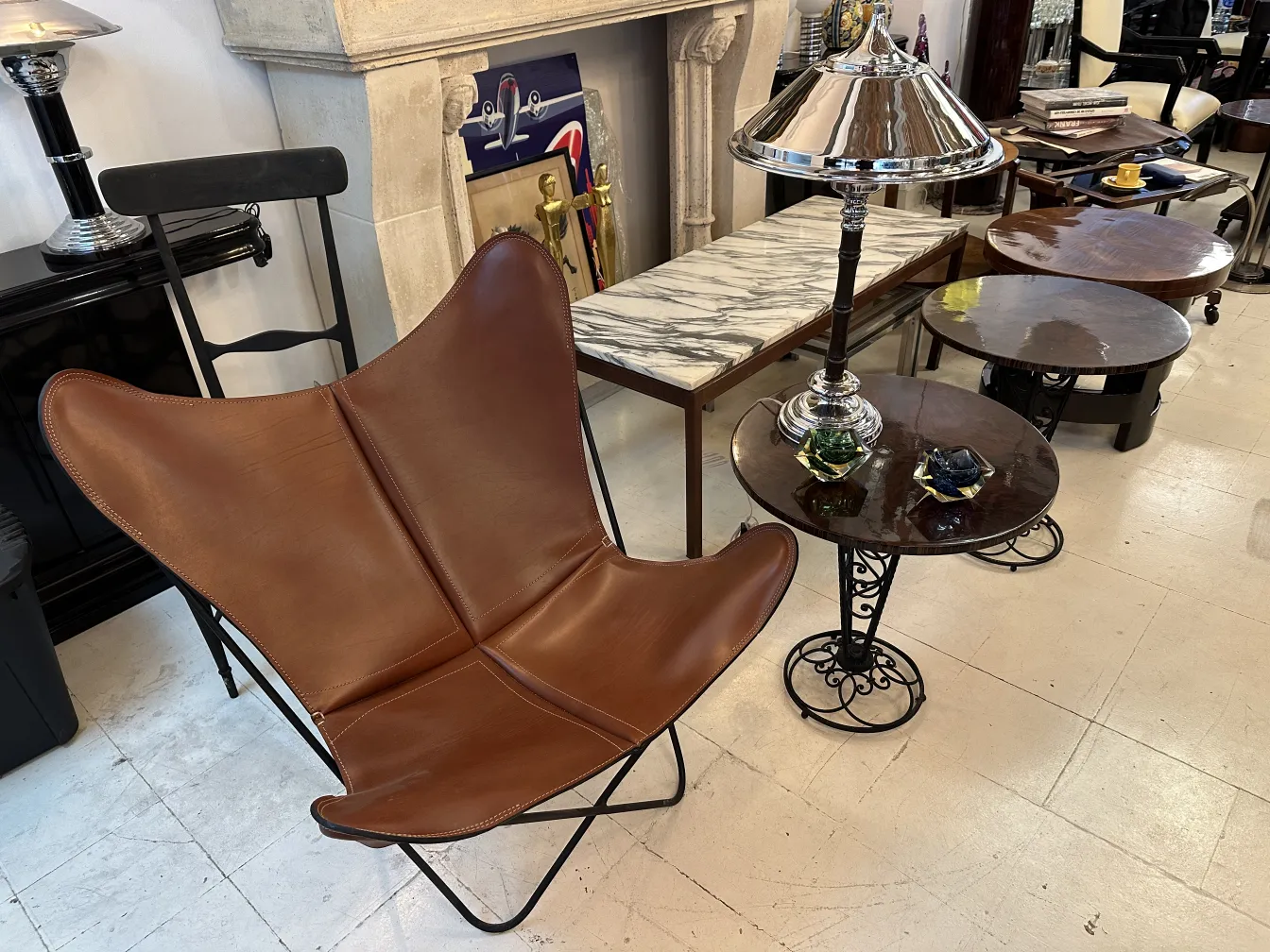 Две старинные настольные лампы рядом с коричневым креслом в уютной обстановке