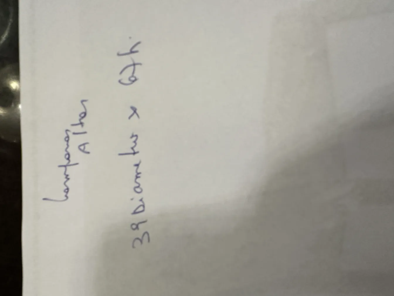 duas lampadas de mesa antigas com detalhes decorativos