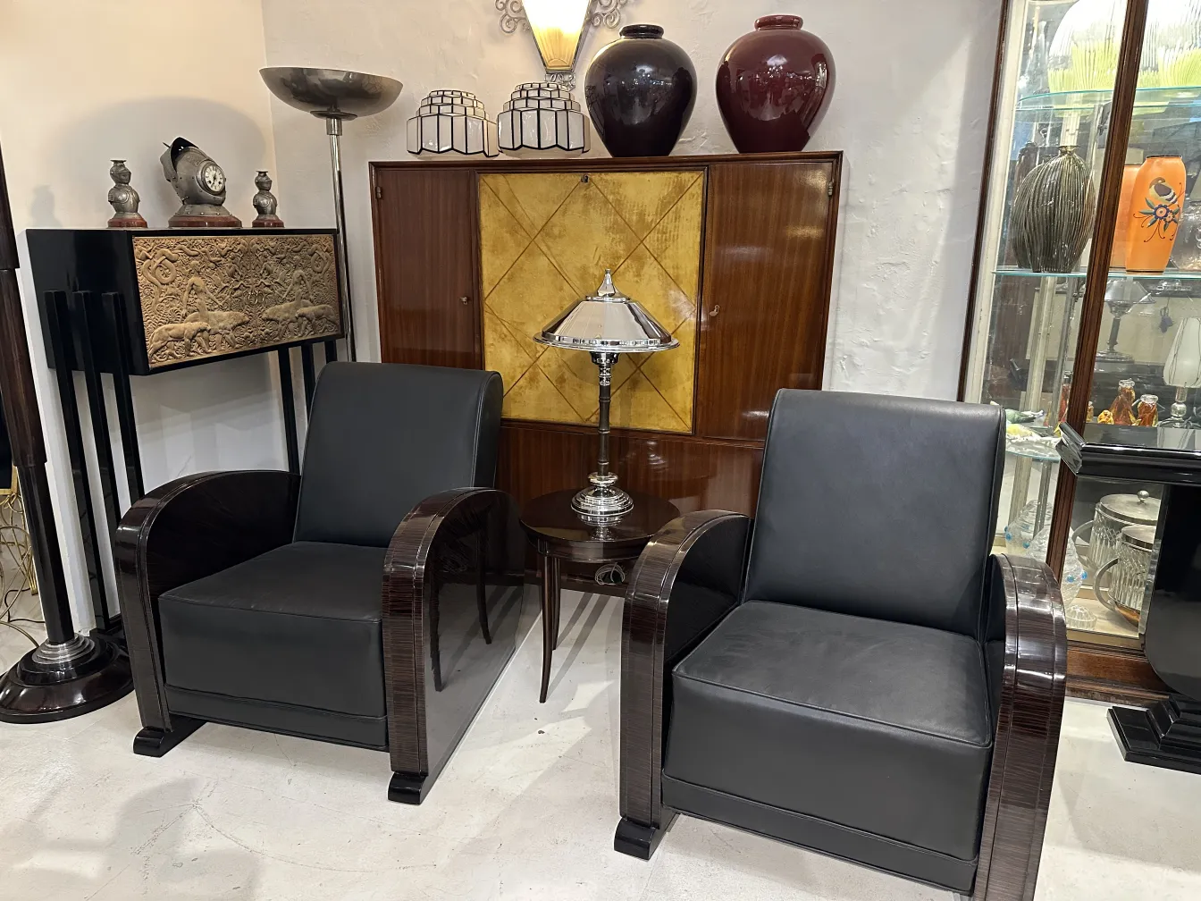 dos lámparas de mesa antiguas en un ambiente elegante