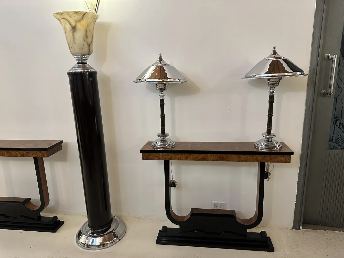 deux lampes de table anciennes avec un design classique et élégant.