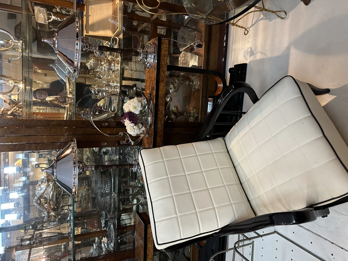 Duas lâmpadas de mesa antigas com detalhes exclusivos em um ambiente elegante, cercadas por objetos decorativos