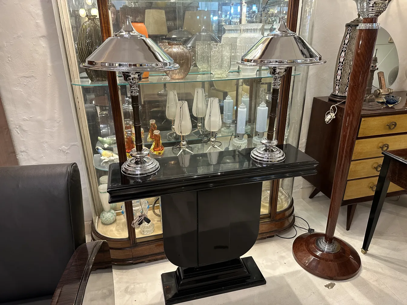 Deux lampes de table anciennes avec des abat-jours coniques dans un cadre élégant.