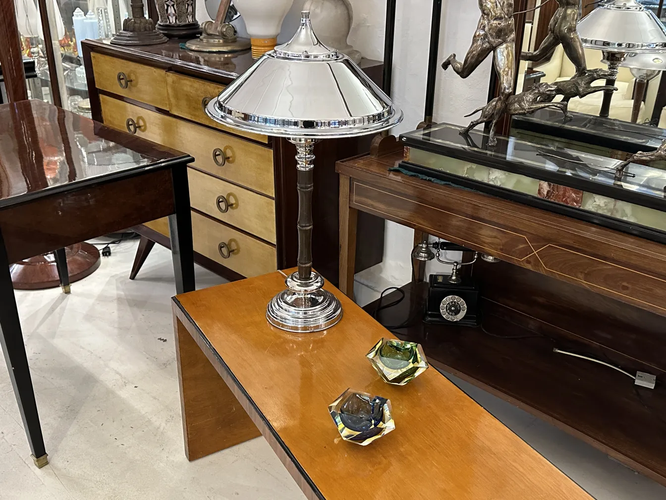 Due lampade da tavolo antiche, stile elegante, base brillante e paralume conico.