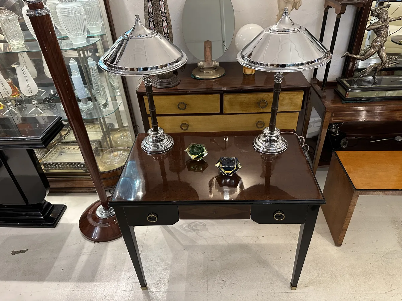 due lampade da tavolo antiche con basi in metallo, in un ambiente elegante